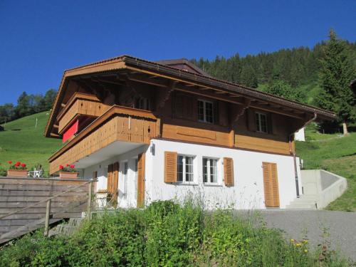ein kleines Haus mit einem Holzdach auf einem Hügel in der Unterkunft Apartment Isabelle by Interhome in Lenk im Simmental