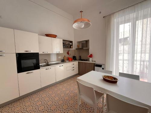 Η κουζίνα ή μικρή κουζίνα στο Vele Bianche Cosy Home con terrazza