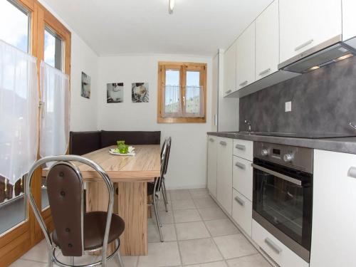 Kuchyň nebo kuchyňský kout v ubytování Apartment Bergfink Obergeschoss-4 by Interhome