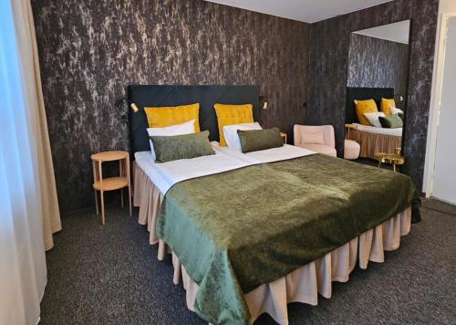 Llit o llits en una habitació de Samantta Hotel & Restaurant