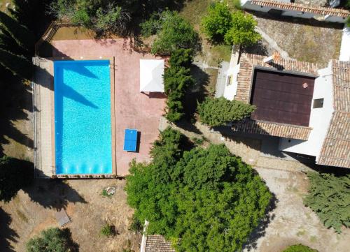 una vista aérea de una piscina junto a una casa en Finca Rural La Calderera en Valdepeñas de Jaén