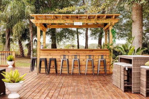 un gazebo con sgabelli da bar su un patio di Banana Leaf Villa-Island Groove-Standard Suite a Orlando