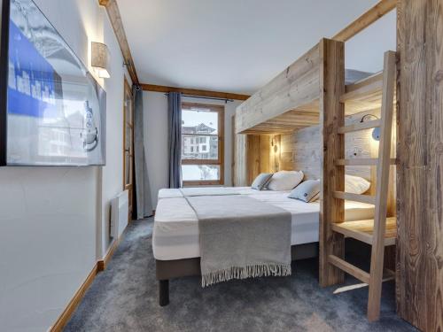 ein Schlafzimmer mit einem Etagenbett und einem TV in der Unterkunft Appartement Les Arcs 1950, 2 pièces, 4 personnes - FR-1-686-24 in Arc 1950
