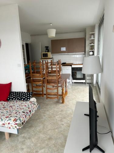 un salon avec un canapé et une table avec une télévision dans l'établissement Appartement Super Besse, à Besse-et-Saint-Anastaise