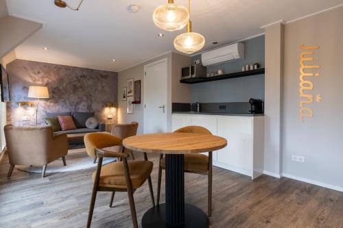 een eetkamer en een woonkamer met een tafel en stoelen bij Juuls Domburg in Domburg