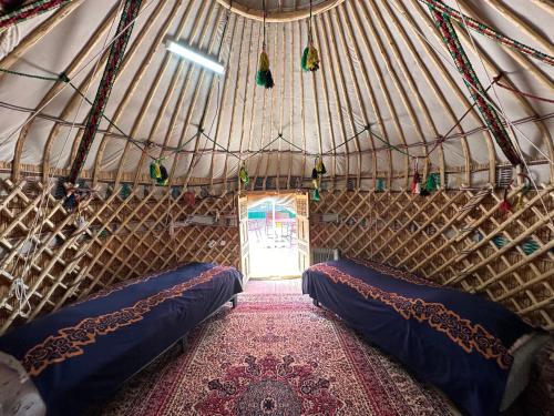 Una habitación con 2 camas en una yurta en Guest house "NIKA", Nukus, en Nukus