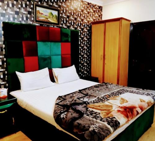 Ένα ή περισσότερα κρεβάτια σε δωμάτιο στο Khyber Hotel