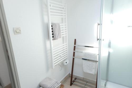 une salle de bain avec douche et miroir dans l'établissement Logement 