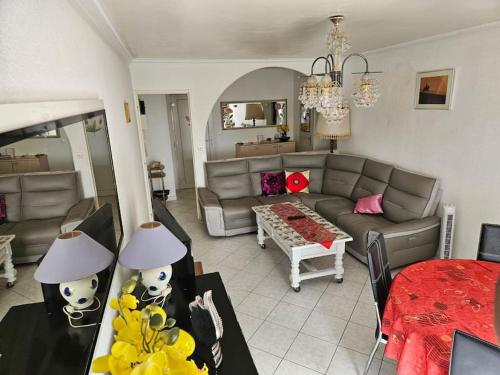 un salon avec un canapé et une table dans l'établissement Grand T4 avec parking, à Montbéliard