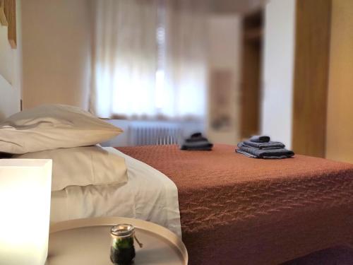 a bedroom with a bed with towels on it at Casa Viola a 900 mt dalla Staz. Centrale in Pescara