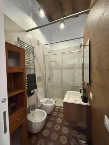 a bathroom with a tub and a toilet and a sink at Olivuzza 27 in Palermo