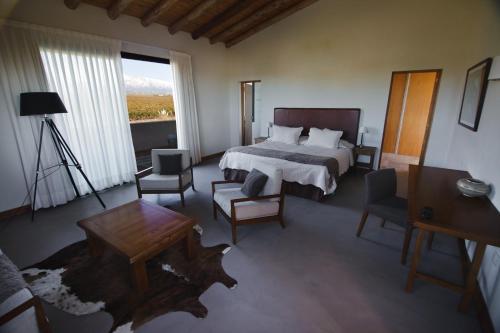 una camera con letto, tavolo e sedie di La Morada Lodge a Vista Flores