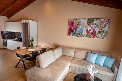 uma sala de estar com um sofá e uma mesa em Perdika Ionion Villas em Perdika
