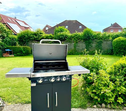 a barbecue grill with a laptop on top of it at Ankerplatz - gemütliches Ferienhaus mit Garten und Terrasse für die große Familie in Grömitz