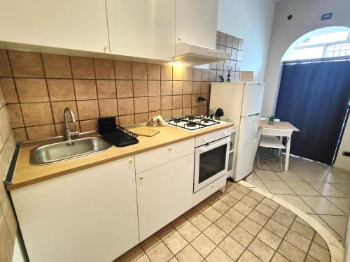 a kitchen with a sink and a stove top oven at Casa Viola a 900 mt dalla Staz. Centrale in Pescara
