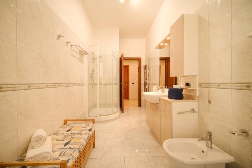 Un baño de Midnight in Vatican
