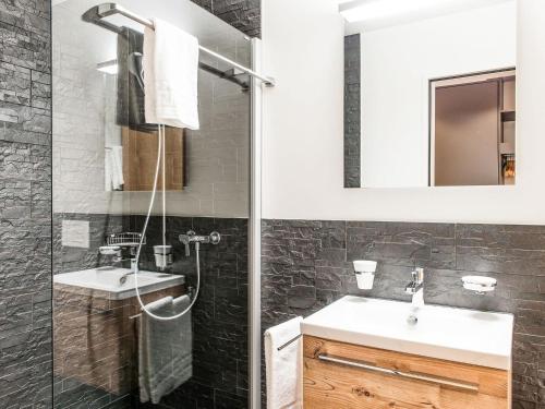 uma casa de banho com um lavatório e um chuveiro em Apartment TITLIS Resort Studio 4 by Interhome em Engelberg