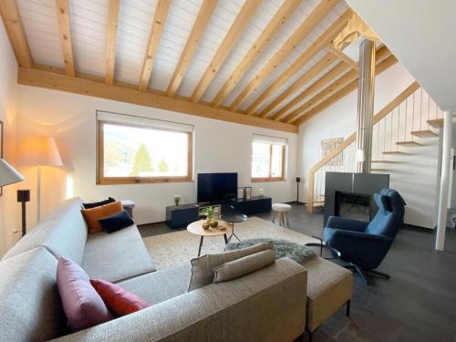 uma sala de estar com um sofá e uma lareira em Apartment Raber by Interhome em Churwalden