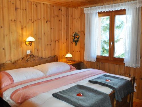 une chambre avec deux lits avec des serviettes dessus dans l'établissement Chalet Himmulriich by Interhome, à Gasenried