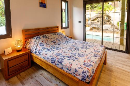 聖彼得的住宿－maison de vacances Althéa，一间卧室配有一张床和一张带台灯的桌子