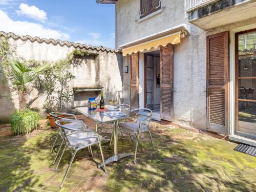 a patio with a table and chairs in the yard at Holiday Home Dumont by Interhome in Manno