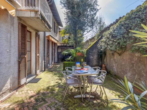 a table and chairs in the courtyard of a house at Holiday Home Dumont by Interhome in Manno