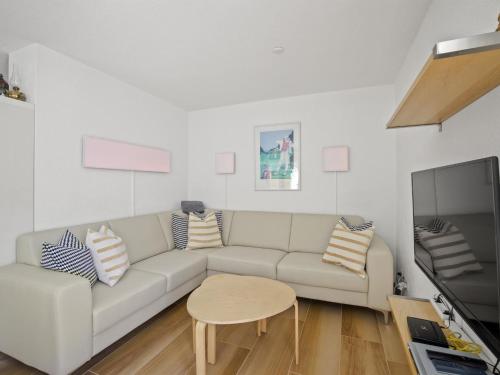 un soggiorno bianco con divano e tavolo di Apartment Ruggli by Interhome a Churwalden