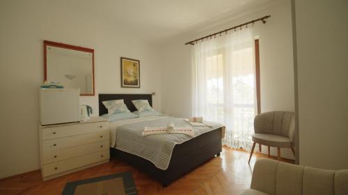 1 dormitorio con 1 cama, vestidor y ventana en Vila Karolina en Rovinj