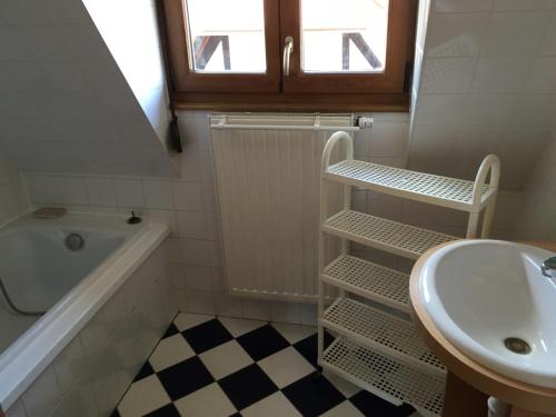 une salle de bain avec un lavabo et des toilettes et une baignoire et un lavabo dans l'établissement L'écureuil, à Dambach-la-Ville