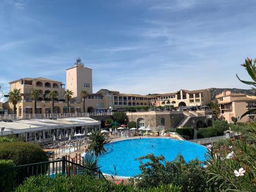 Cap Esterel - endroit magique entre mer et l'Esterel - agréable 2 pièces au gout du jour vue mer
