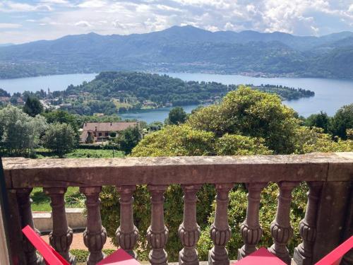 Gallery image of Bellavista in palazzo storico e deliziosa vista lago! in Miasino