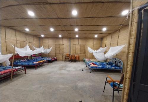 Cette grande chambre dispose de plusieurs lits et de moustiquaires. dans l'établissement BenTrestay, à Giồng Tú Ðiền