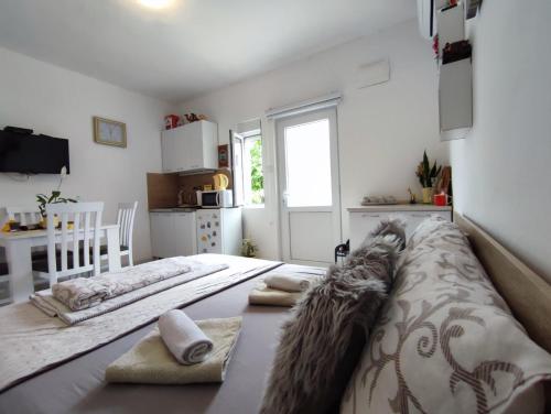 Un dormitorio con una cama grande con almohadas. en Apartments Željka-Dobrota, en Kotor