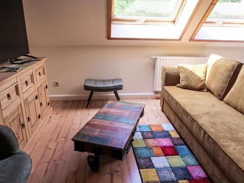 ein Wohnzimmer mit einer Couch und einem Couchtisch in der Unterkunft Apartment Sprejnik by Interhome in Butterberg