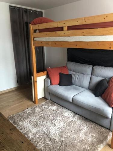 - un canapé dans un dortoir avec des lits superposés dans l'établissement Superbe villa près du Cap d'Agde, à Florensac