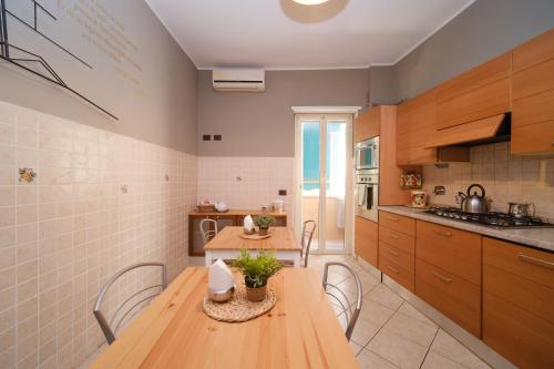 Una cocina o zona de cocina en Midnight in Vatican