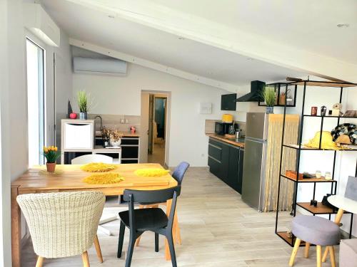 Kuchyň nebo kuchyňský kout v ubytování L'idylle du Vercors