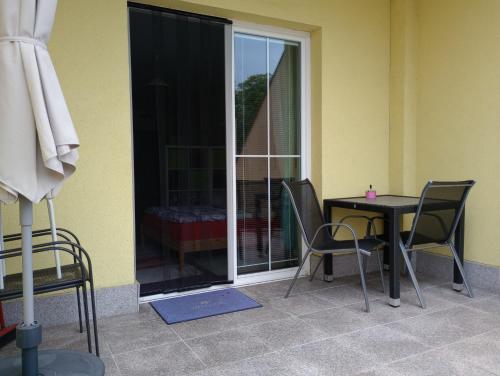 Pokój ze stołem, krzesłami i oknem w obiekcie Apartmán Rezidence Čertovka 2121 free parking garage w Karlowych Warach