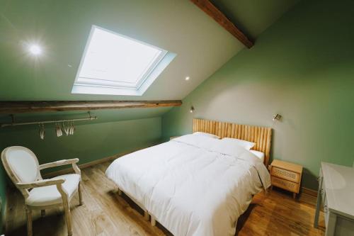 une chambre avec un lit blanc et une fenêtre dans l'établissement Suite Léon - 2 pers, à Charleville-Mézières