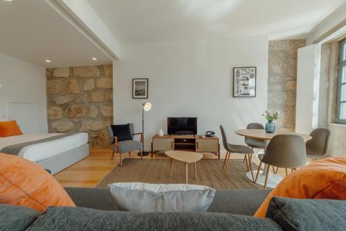 O zonă de relaxare la Courtyard Oporto Design Apartments by Vacationy