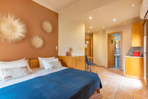 1 dormitorio con 1 cama grande y 2 espejos en la pared en Lidra Rooms, en La Canea