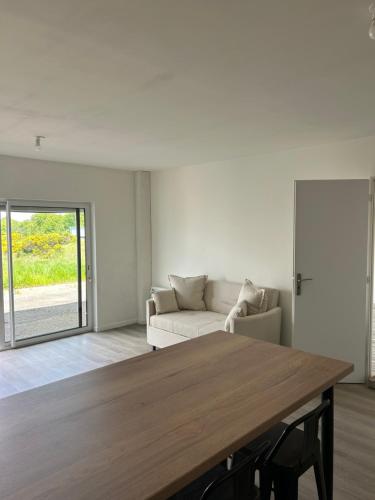 un soggiorno con un tavolo e un divano di Maisons 50m2 a Marray
