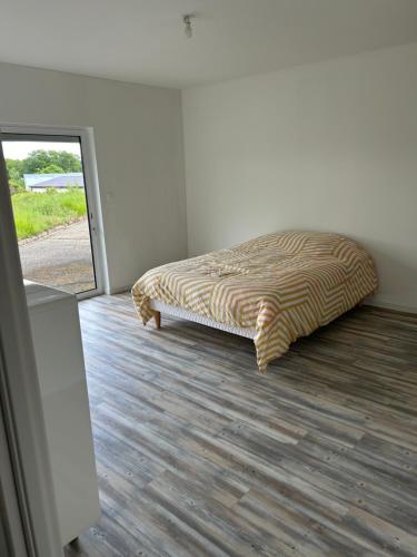 un letto in una stanza con uno specchio di Maisons 50m2 a Marray