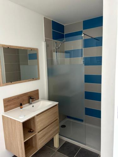 un bagno con lavandino e doccia di Maisons 50m2 a Marray