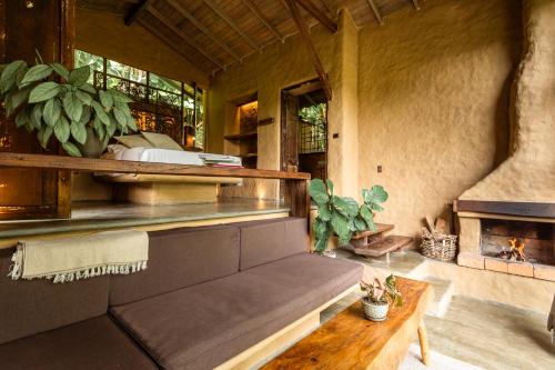 a living room with a couch and a fireplace at Cabañas en la montaña Viga Vieja in San Peregrino