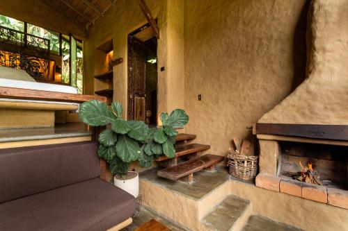 a living room with a fireplace in a house at Cabañas en la montaña Viga Vieja in San Peregrino