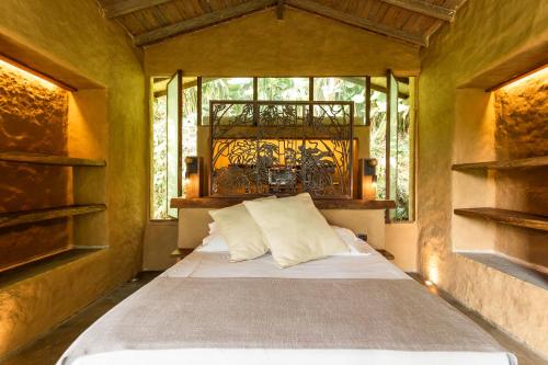 a bed in a room with a window at Cabañas en la montaña Viga Vieja in San Peregrino