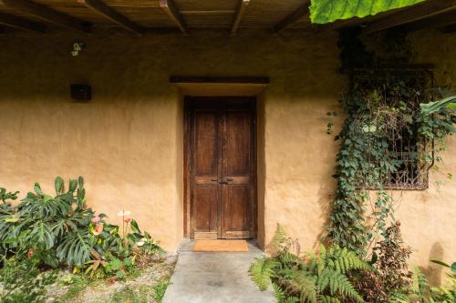 a wooden door on the side of a house at Cabañas en la montaña Viga Vieja in San Peregrino