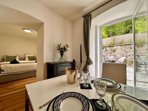 a room with a table and a bed and a window at Schöne Ferienwohnung in Schottwien