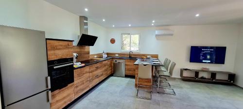 Il dispose d'une grande cuisine avec une table et un réfrigérateur. dans l'établissement Havre de paix, 5 min de la mer, à Zonza